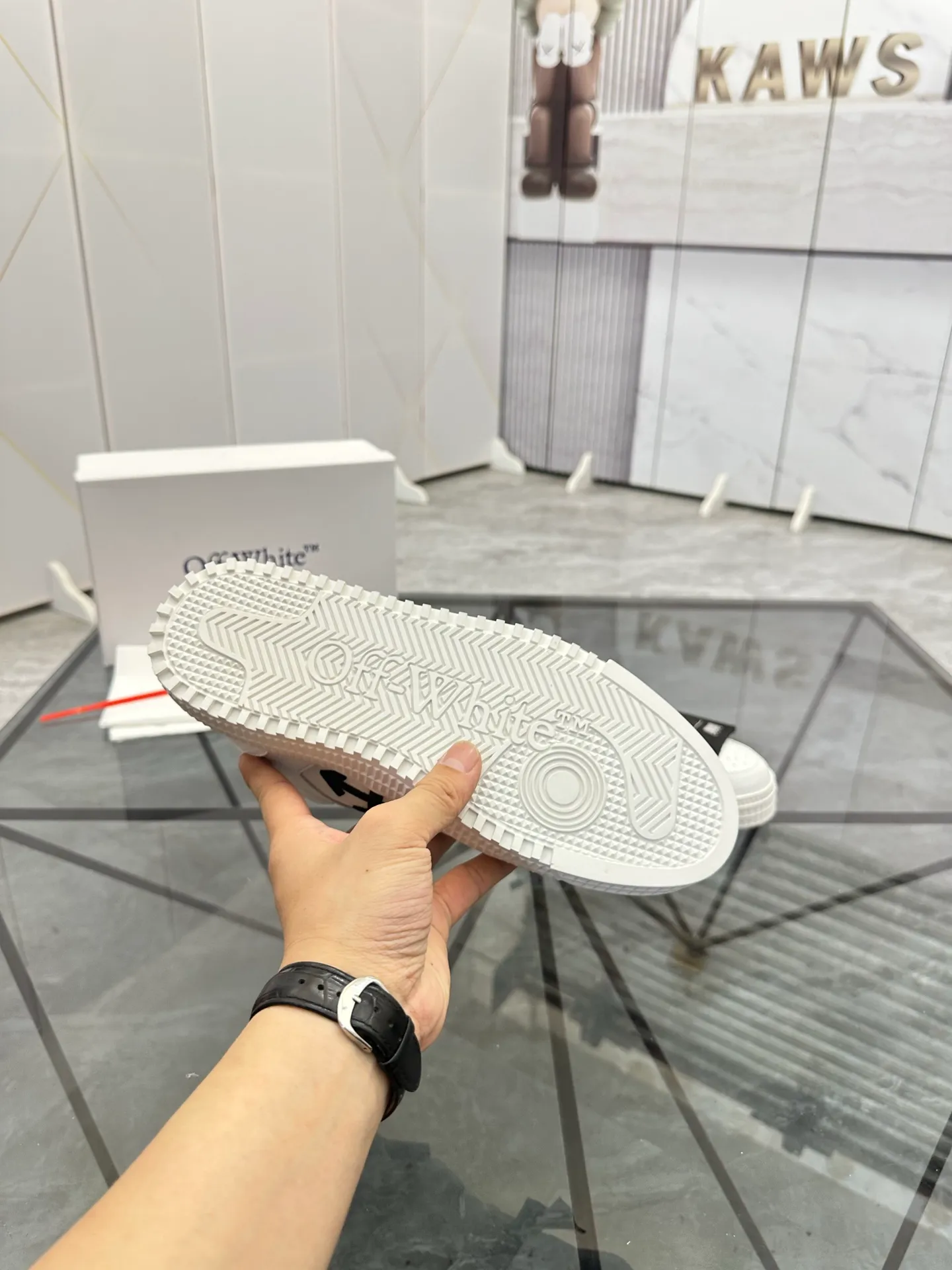Selling men's shoes 💰: 💰P500¥ High-end top quality Product trademark: OFF WHITE *"OFF WHITE*" low-top casual shoes Regular size: 35-45 (can be customized to 46) Couple style Product materials: Upper imported first-layer cowhide stitched with original fabric, genuine leather lining, original outsole. No.: H203